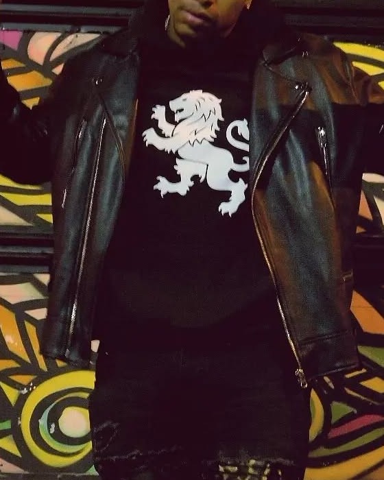 Lion Crest Tee in Black